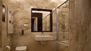 Мрамор Diano Reale в интерьере ванной