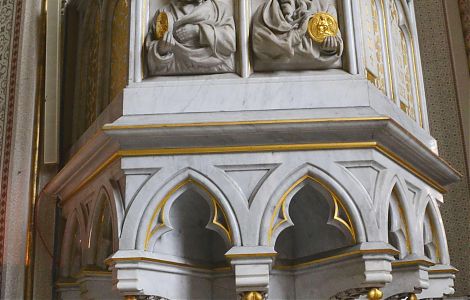 Итальянский мрамор в интерьере чешского готического собора изображение 1