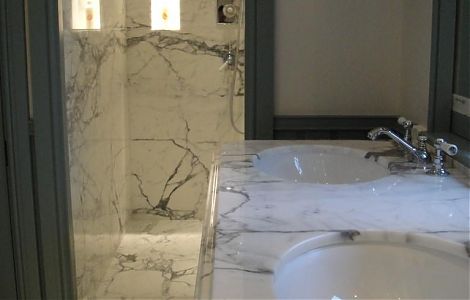 Bianco Statuario в отделке ванной комнаты изображение 2