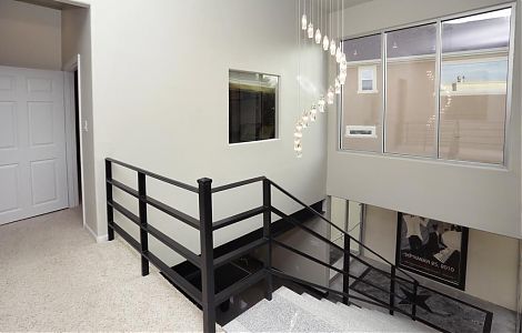 Белый гранит - отделка пола и лестницы в интерьере квартиры изображение 4