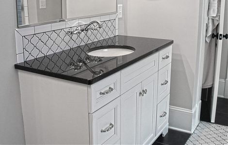 Черный гранит в отделке ванной комнаты изображение 1