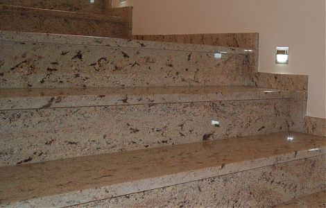 Интерьерная лестница, отделанная гранитом Ivory Brown изображение 2