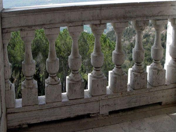 Многовековая балконная балюстрада из мрамора