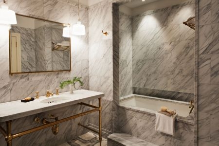 Отделка ванной мрамором Bianco Carrara