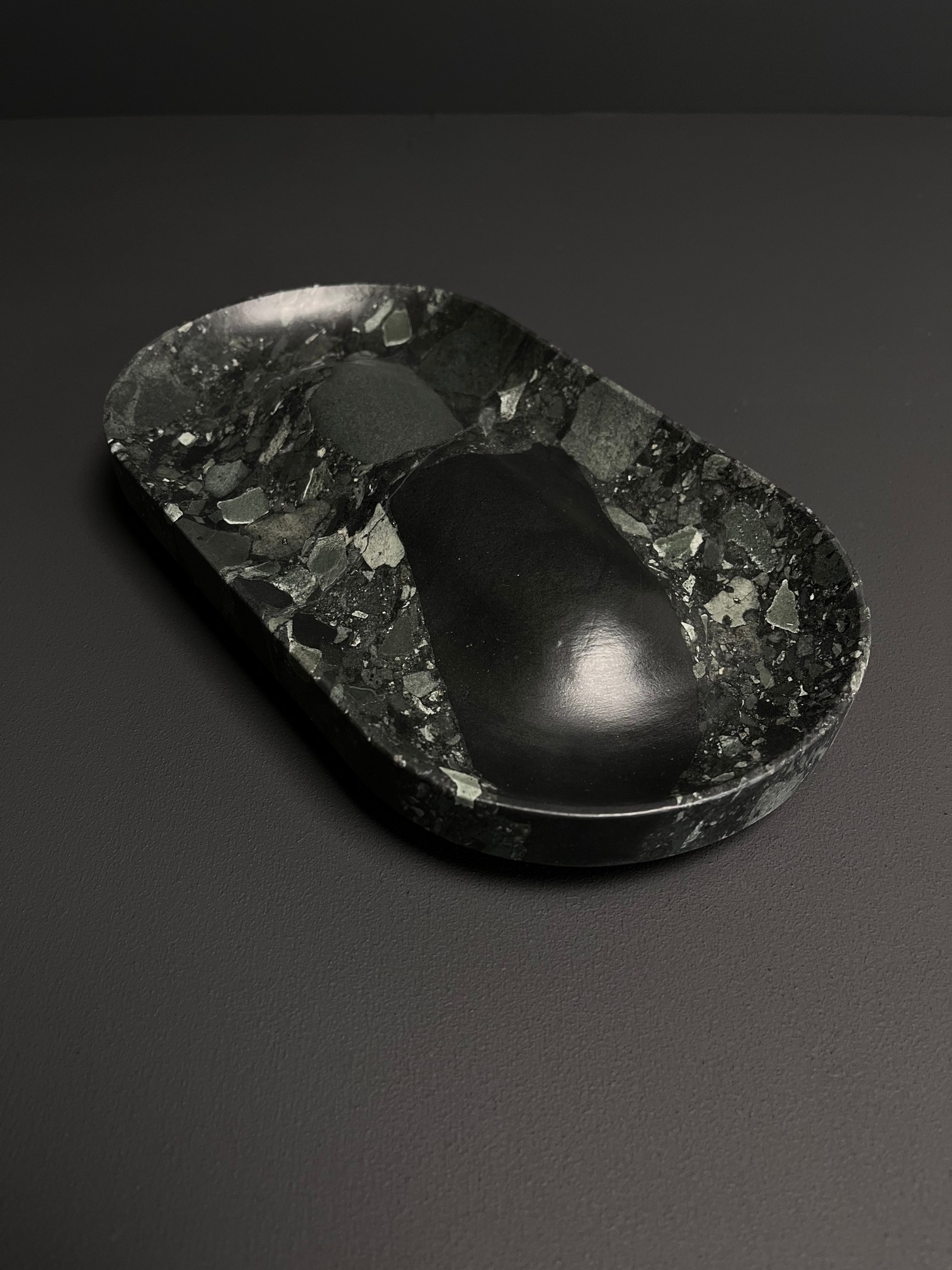 СПK Ключница овальная (260х150х20 мм)/Конгломерат Onego Green/Зеленый/Лощение - изображение 4