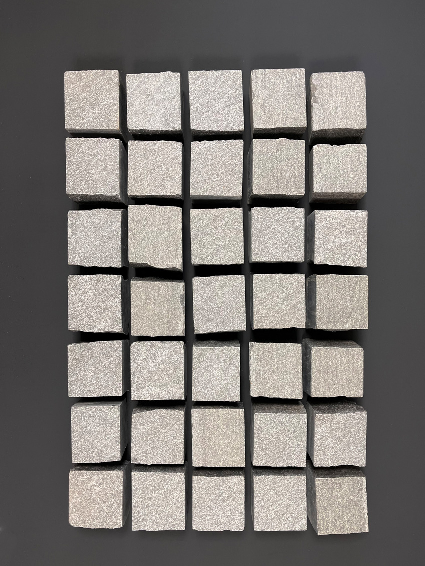 Изображение Брусчатка F3094 (100х100х80 мм)/Гранит Габбро/Черный/Колото-пиленный