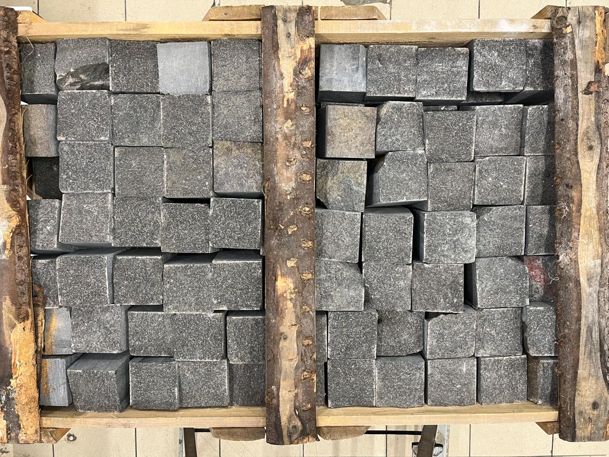 Брусчатка  (100х100х100 мм)/Гранит Dark Brown/Коричневый/Колото-пиленный - изображение 3