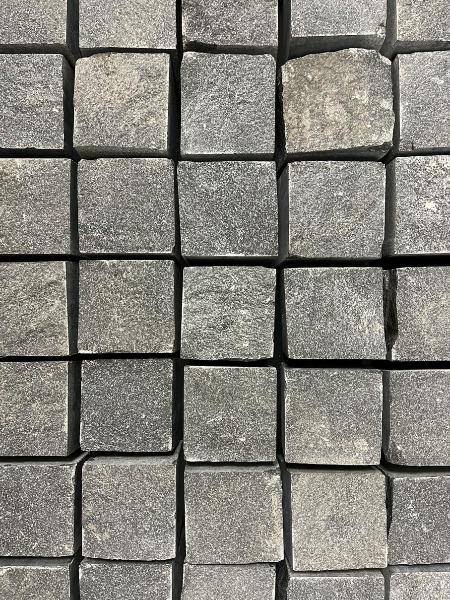 Брусчатка F2674 (100х100х100 мм)/Гранит Габбро/Черный/Колото-пиленный - изображение 2