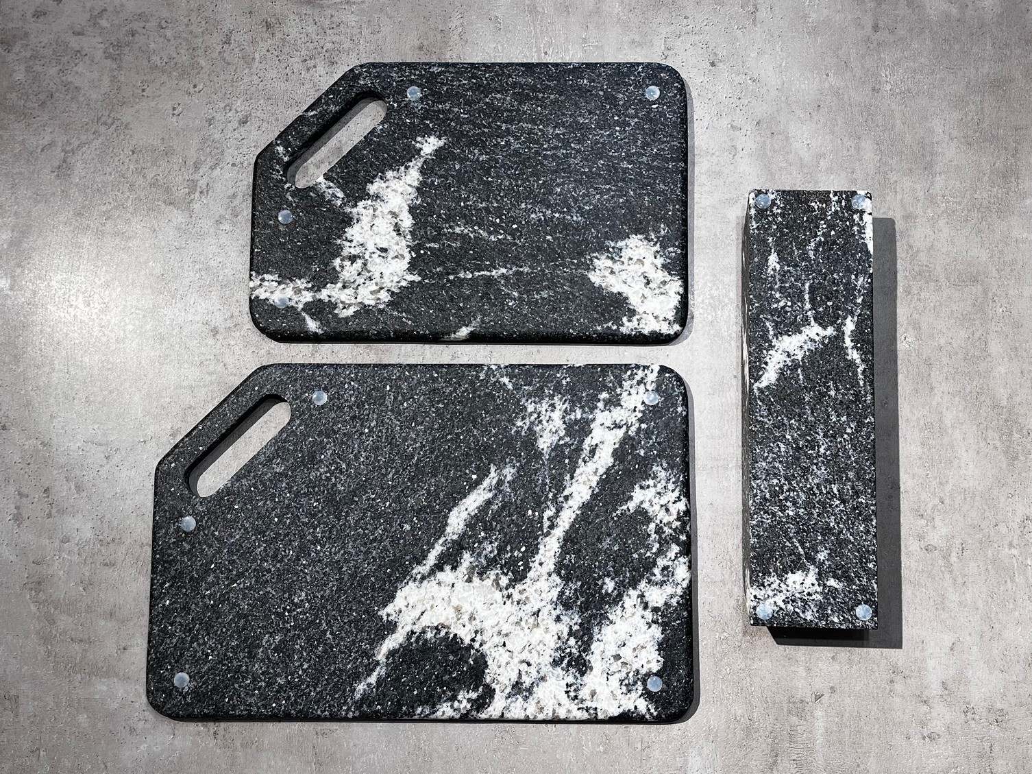 СПK Набор Разд. Доски с подставкой (360х250х80 мм)/Гранит Гранатовый Амфиболит/Черный/Антик - изображение 2