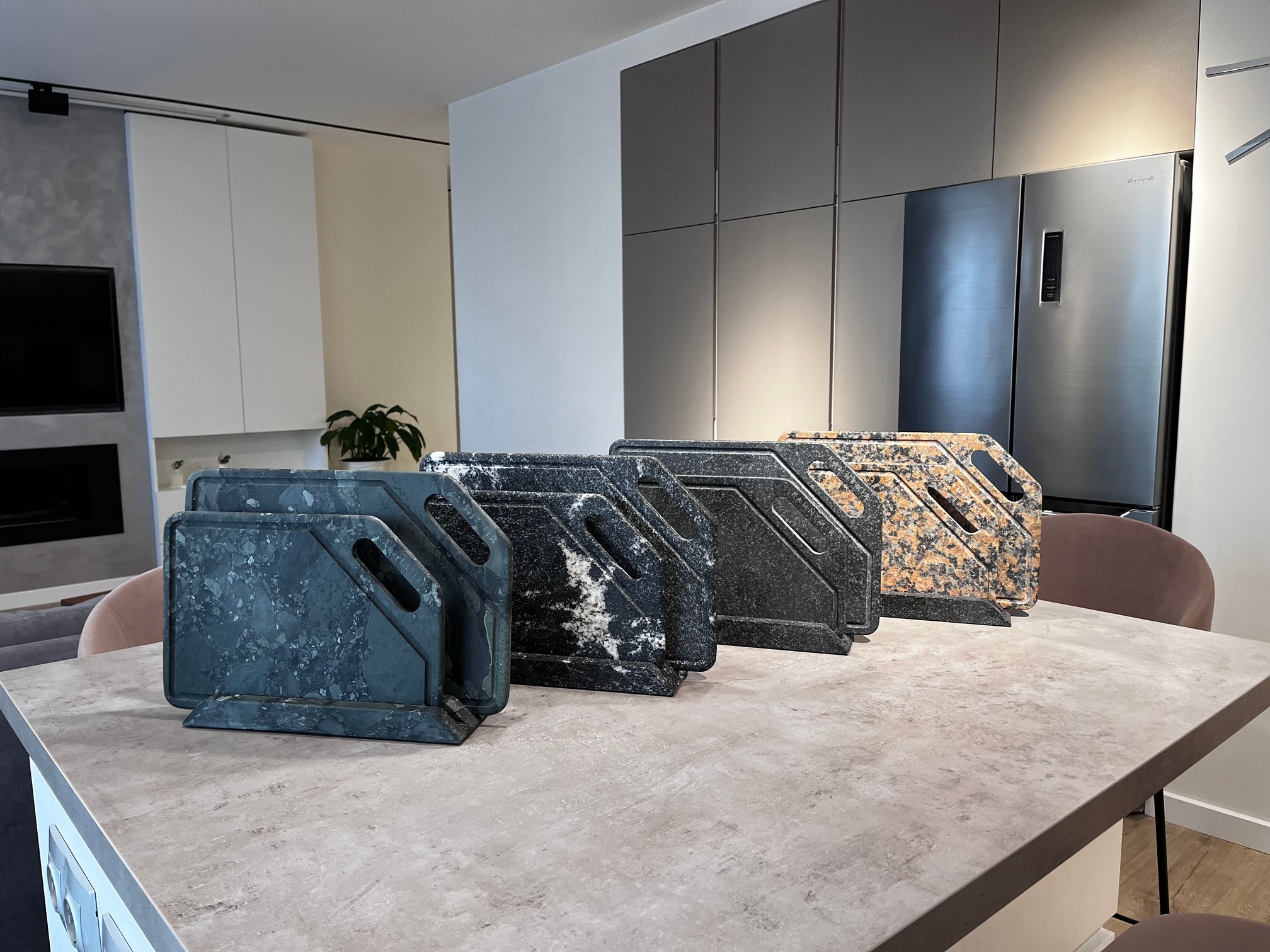 СПK Набор Разд. Доски с подставкой (360х250х80 мм)/Гранит Гранатовый Амфиболит/Черный/Антик - изображение 3