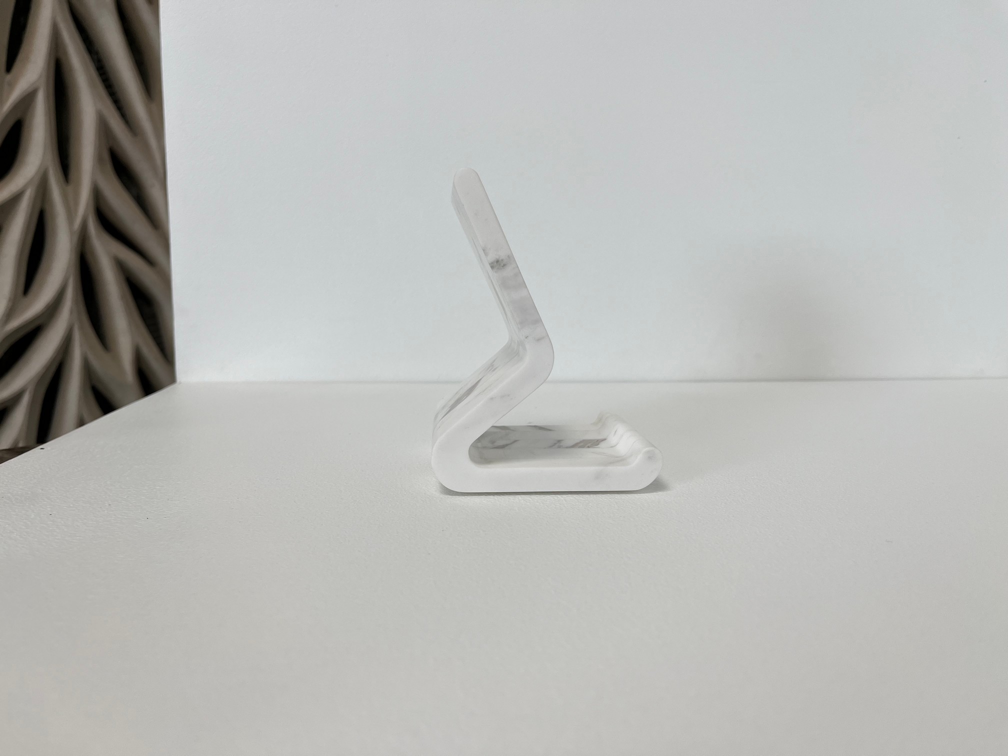 Изображение СПK Подставка под телефон (120х90х80 мм)/Мрамор Pirgon/Белый/Лощение