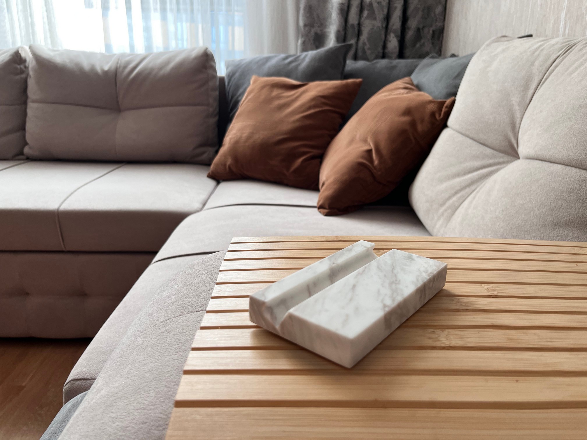 СПK Подставка под телефон прям (130х70х20 мм)/Мрамор Pirgon/Белый/Полировка - изображение 1