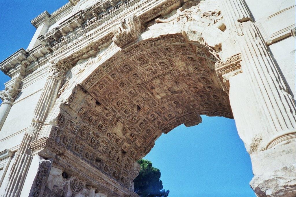 Триумфальная арка Тита, вид изнутри