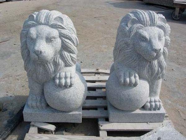Гранитная скульптура Львы