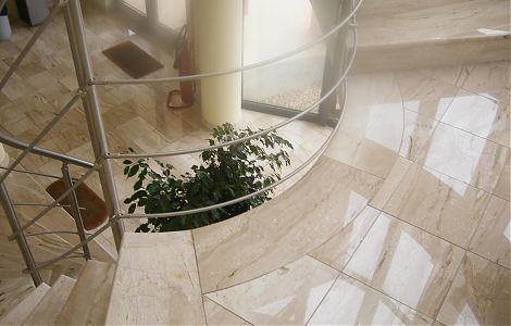 Лестница, облицованная мрамором Diano Reale изображение 2