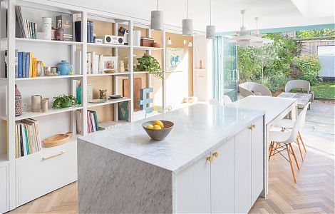 Стильная кухня с отделкой мрамором Bianco Carrara изображение 3