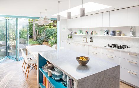 Стильная кухня с отделкой мрамором Bianco Carrara изображение 4