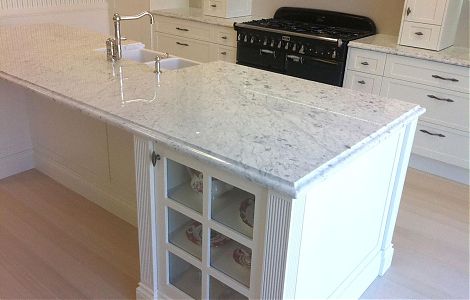 Кухонный стол из легендарного мрамора Bianco Carrara изображение 1