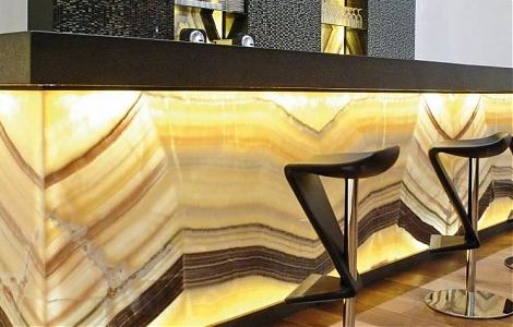 Барная стойка, облицованная крупными плитами Onice Etnia изображение 1