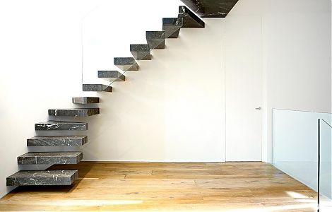 Современная подвесная лестница из мрамора Grigio Carnico