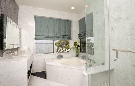 Ванная комната, облицованная белым итальянским мрамором