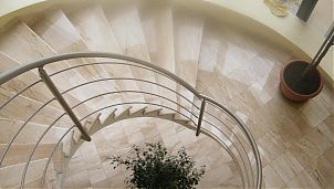 Лестница, облицованная мрамором Diano Reale