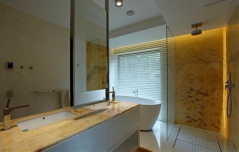 Ванная комната в мраморном ониксе Nuvolato
