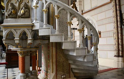 Итальянский мрамор в интерьере чешского готического собора