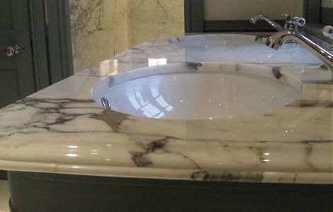 Bianco Statuario в отделке ванной комнаты