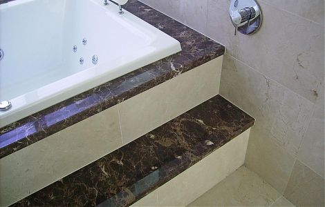 Элегантное решение для ванной - отделка мрамором