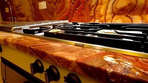 Оникс в отделке кухни: столешницы и фартуки