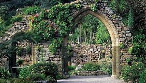 Каменные арки в старинном парковом ландшафте