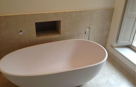 Ванная комната с облицовкой мрамором Botticino Fiorito