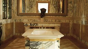 Идея-люкс: роскошная ванная в итальянском мраморе