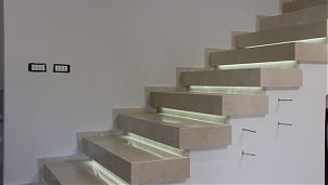 Лестница с цельными ступенями из мрамора Crema Marfil
