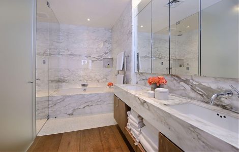 Ванная комната, облицованная мрамором Calacatta Gold