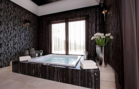 Ванная комната с отделкой черным мрамором