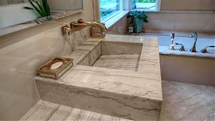 Ванная комната с отделкой кварцитом Bianco Macaubas