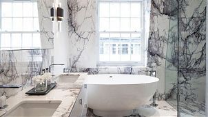 Ванная комната, облицованная мрамором Milas Lilac