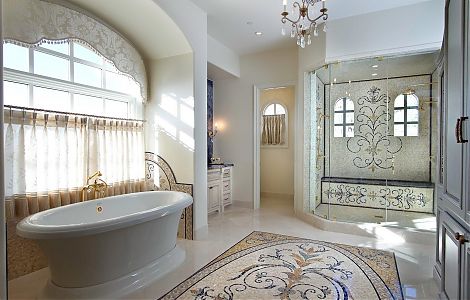 Мозаичное панно из мрамора в ванной комнате