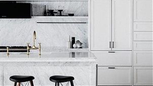 Просторная кухня с отделкой мрамором Bianco Carrara
