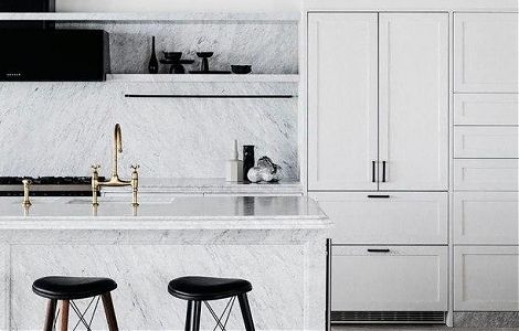 Просторная кухня с отделкой мрамором Bianco Carrara