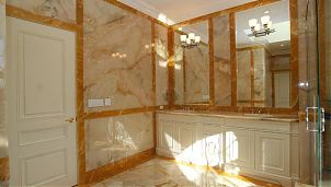 Ванная комната с комплексной отделкой мраморным ониксом