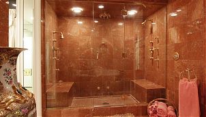 Ванная комната с отделкой мрамором Breccia Pernice