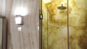 Мраморный оникс в дизайне ванной комнаты