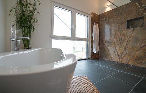 Эксклюзивный проект ванной комнаты с каменной отделкой