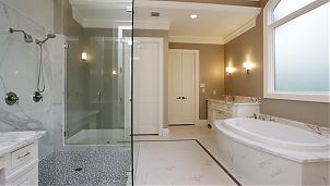 Bianco Statuario в отделке стен, пола и мебели в ванной
