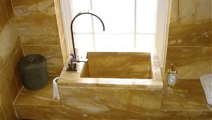Мрамор Giallo Siena в отделке ванной 