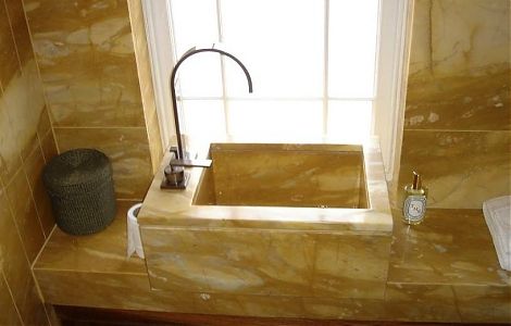 Мрамор Giallo Siena в отделке ванной 