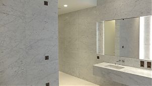 Ванная, облицованная мрамором Bianco Carrara